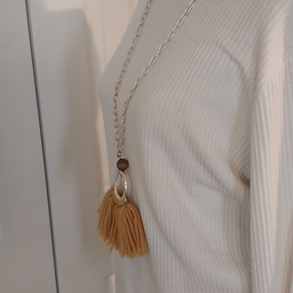 2951 Plunder Long Gold Link Chain With A Gold Yarn Embellished Pendent. - Picture 7 of 7